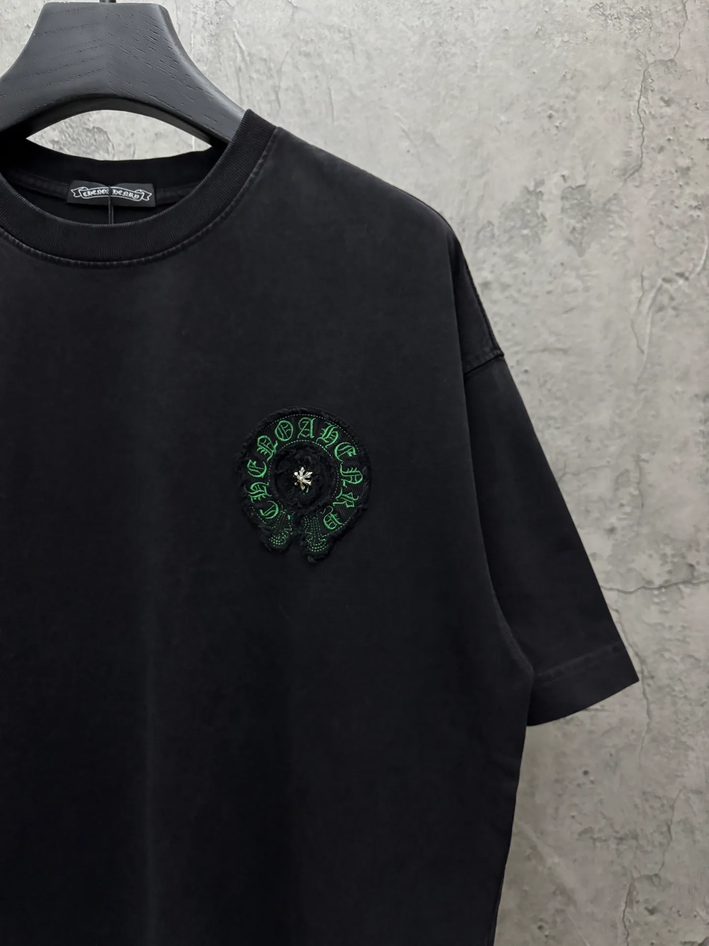 P240 top version, real shot without P, ​​different from market currency) 𝗖𝗵𝗿𝗼𝗺𝗲 𝗛𝗲𝗮𝗿𝘁𝘀/Croxin 2026 spring new original single counter American washed patch embroidered couple short sleeves 👑The highest version! Customized fabric 320 grams, washed and fried. Best-selling model at the counter. Very comfortable to wear. Accessories: Original molded and authenticated collar label➕100% silk wash label. Genuine purchase-grade original hangtag➕matching hanging rope➕3D hanging beads➕original packaging bag. Craftsmanship: The original version has consistent wiring! The highest version of the armhole matching technique! Color: Gray Black Size: S M L XL Style No.: 6602